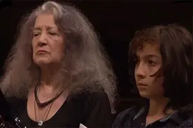 阿格里奇80岁生日庆典上与外孙四手联弹，这孩子流着中国人的血视频封面