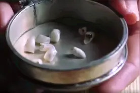 恐怖片：女鬼生前被拔光牙齿，死后看到活人露齿，都会拔下安嘴里