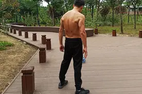 健腹轮锻炼要配合好呼吸节奏，推出时吸气，收回后吐气
