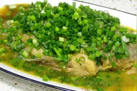四川特色菜“葱香鲫鱼”的家常做法，鱼肉鲜嫩，好吃不辣，收藏了
