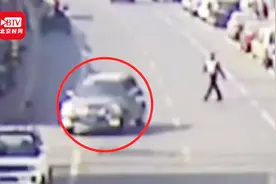90岁老人无证驾驶奔驰上路 交警：罚款1000元 不执行拘留视频封面