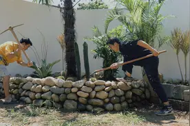 小伙用石头木头瓦片打造绝美花园，效果太赞啦视频封面