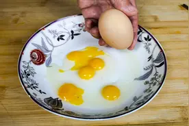 一个鸡蛋里面敲出了5个蛋黄，以前我相信了