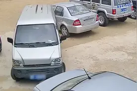 面包车倒车入库，进进出出多次把旁边两车撞烂：这车非倒不可吗视频封面