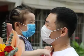 盘点孩子回家的温暖场面，女儿远嫁多年突然回家，父母泪崩了视频封面