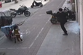 电动车溜车小女孩拽着有危险 店铺老板冲出去保护玻璃门破碎视频封面