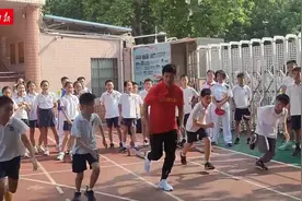 “苏神”苏炳添走进华师附小，与小学生一起奔跑！视频封面