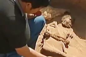 戈壁滩上发现干尸 出土精良的武器和乐器 至少有4000年以上的历史视频封面