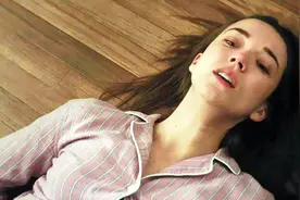 女孩搬到新公寓以为睦邻友好，殊不知掉进魔窟，惨遭各种折磨视频封面