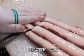 大叔处理17公斤巨型章鱼，一刀切4条腿都一样薄，出锅3秒赚5000元视频封面
