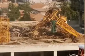 山东一在建工地塔吊折断，3工人掉落，1死2伤视频封面