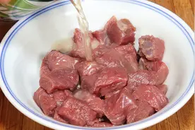 把啤酒倒进牛肉里，这做法火了，以后再也不去吃烧烤了，真解馋视频封面