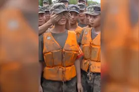 一线抗洪战士堆“土”蛋糕过生日！网友看了止不住泪目视频封面