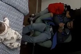 宝宝翻身把脸捂住挣扎大哭，妈妈进来一看气炸：俩大活人无动于衷视频封面