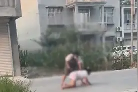 安徽女子欲远嫁贵州，爬向男友的车被妈妈拼命拉回，下一幕太心酸视频封面