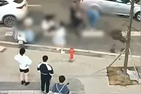 邵阳女子被踹飞事件背后：未被强吻，无意间扯下男子假发后被飞踹视频封面