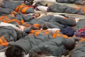 上海一小学因疫情封闭管理48小时，小朋友在学校打地铺睡觉视频封面
