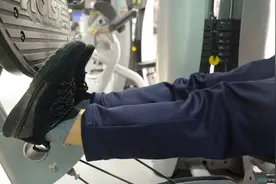在健身房怎么锻炼小腿？学会使用这个器材，小腿肌肉的线条更好看视频封面