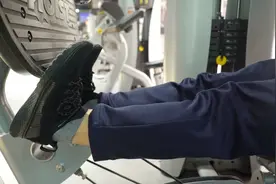 在健身房怎么锻炼小腿？学会使用这个器材，小腿肌肉的线条更好看视频封面