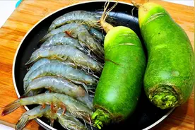 娟子把大虾加萝卜往锅里一扔，没想到味道这么棒，鲜嫩味美汤不剩