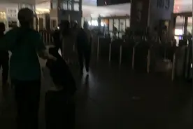杭州东站突然停电，网友吐槽站内“一片黑” 官方回应视频封面