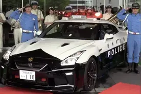 日本启用GTR做“警车”，全车黑白双拼，挂“110”牌，专治飙车党视频封面
