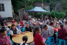 大姑的婆婆80大寿，桃子一家来参加宴席，农村的坝坝席真热闹！视频封面