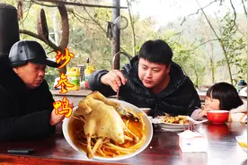 整只鸭子上锅蒸90分钟，鲜嫩多汁，睿儿和德哥一人一腿真过瘾