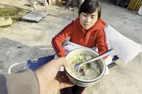 老婆怀孕了，给她熬的鲫鱼豆腐汤，吃一口就吐！视频封面