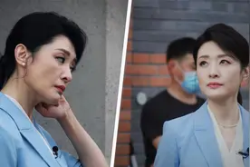 周涛后台背稿超专业，夸赞祖国日益强大，一身蓝色正装身材气质佳