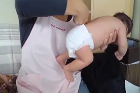 用手指在新生儿背部划一下，宝宝反应超好玩，婴儿才有的神奇本能