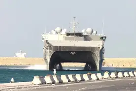 美军科幻高速运输舰停靠意大利，没想到内部货舱这么大视频封面