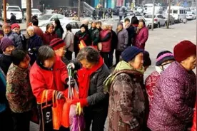 央媒发声揭露背后真相：买鞋治病还返钱？免费领鸡蛋骗局曝光视频封面