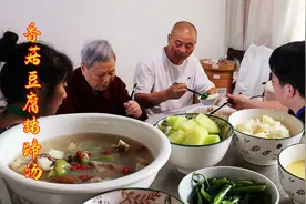 小罗买1根猪蹄，配香菇豆腐给媳妇做月子餐，肥而不腻看得流口水视频封面