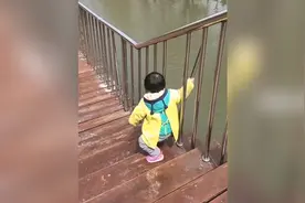 1岁女童扶护栏下台阶 栏杆突然脱落险落水视频封面