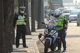 擅自给摩托车加装警灯警报  违法男子被路面交警查处视频封面