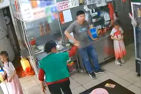 姐姐抱弟弟不慎失手摔下 心里自责委屈落泪 奶奶反应网友怒了视频封面