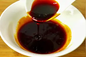 半斤冰糖半斤水，大厨教你熬糖色正确做法，红润明亮形如琥珀