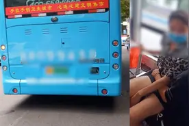 河南女公交售票员上班歇坐男友大腿，公司：主要太年轻，已停岗视频封面