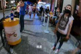 巴西里约热内卢老城区拉帕的酒吧一条街，是怎样的氛围呢？视频封面