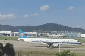 网传深圳机场航班大面积取消？机场回应视频封面