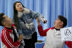 搞笑剧：奇葩美术课，要求现场画老师，学霸画的真是一言难尽啊！视频封面