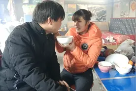 农村小夫妻吃饭很有趣，两人相处模式让人羡慕，这样的爱情真好视频封面