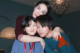 王菲为什么只留下窦靖童！而放弃了李嫣？王菲终于说出其中原因！视频封面