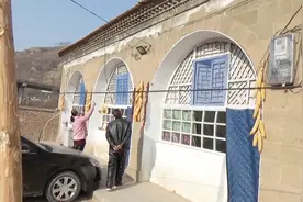 农村老汉观察自己家窑洞，发现了什么问题，再严重些就不敢住了视频封面