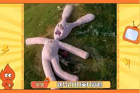还记得那只200英尺的巨型玩具兔吗？17年过去它在逐渐消亡视频封面