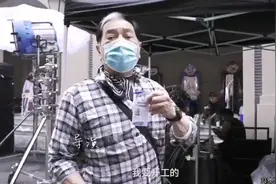 76岁秦沛探班弟弟尔冬升，两人同框引热议，网友：竟是亲兄弟？视频封面