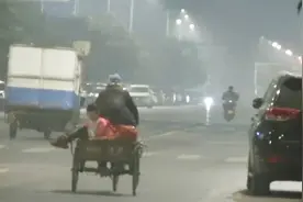 凌晨三点郑州街头，8岁女孩跟着环卫工奶奶扫地视频封面