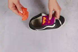 鞋子里的鞋垫总是跑出来？教你2个小诀窍，让鞋垫不再乱跑视频封面