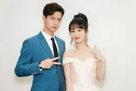 杨紫踩点为29岁李现庆生，“童颜夫妇”每年生日互送祝福显真友情视频封面